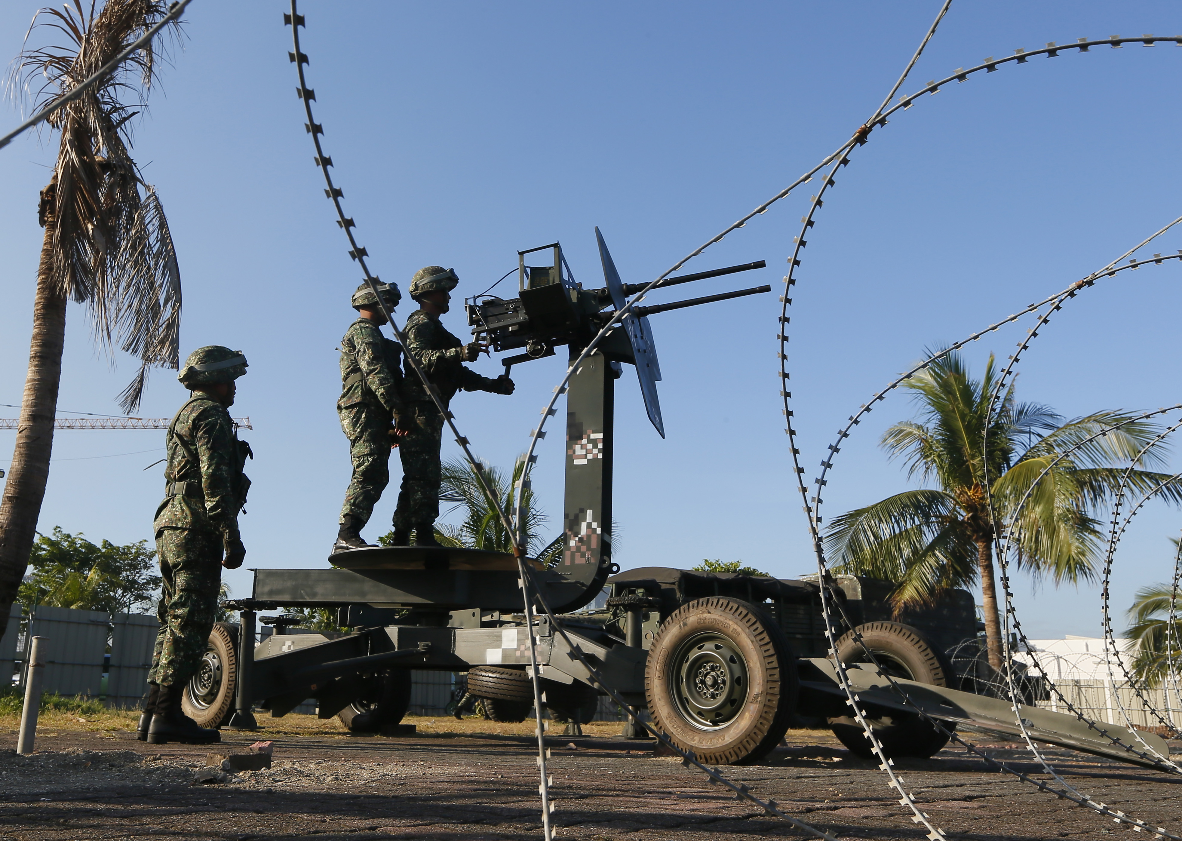 Philippine Marines mount anti-aircraft guns near the venue as security has been tightened leading to next week's APEC (Asia Pacific Economic Cooperation) Summit of Leaders (Photo: AP) Philippine Marines mount anti-aircraft guns near the venue as security has been tightened leading to next week's APEC (Asia Pacific Economic Cooperation) Summit of Leaders (Photo: AP)
